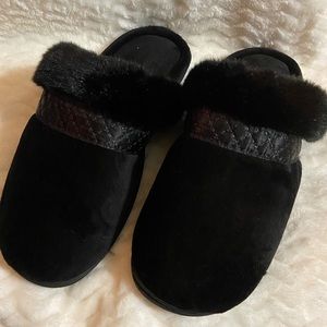 Isotoner Black Slip-on Slippers Size 8.5-9